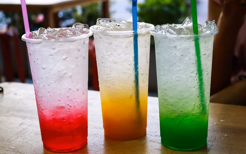 Soda: Tiêu thụ quá nhiều đồ uống giải khát cũng như các loại đồ uống và thực phẩm khác có hàm lượng cao fructose corn syrup (HFCS) có thể gây tổn thương gan.