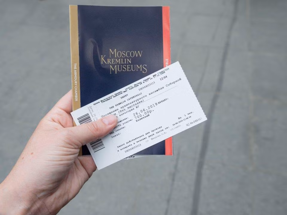 Nơi cư ngụ của tổng thống cũng như khu hành chính tại Kremlin không mở cửa đối với công chúng, nhưng du khách cũng có thể mua vé tham quan các khu vực khác trong điện với các mức giá từ 3,75 USD đến 15 USD. Ảnh: Business Insider.