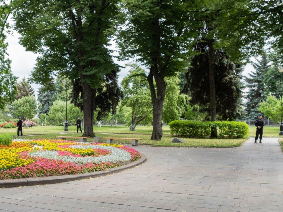 Từ Quảng trường Nhà thờ, du khách có thể dễ dàng tản bộ tới Vườn Alexander, khu vườn công cộng lâu đời nhất Moscow, nơi có những hàng cây cao cùng đa dạng các loài hoa mang màu sắc rực rỡ. Một phần khu vườn được đội ngũ an ninh canh gác để ngăn du khách tiếp cận tới bãi đáp trực thăng của tổng thống. Ảnh: Business Insider.