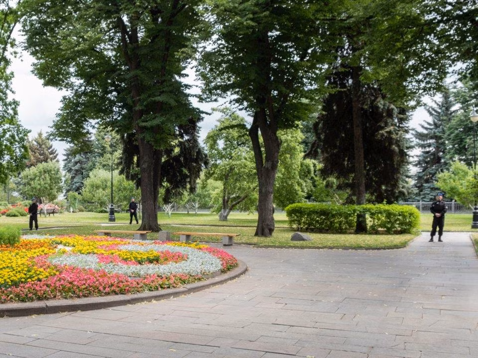 Từ Quảng trường Nhà thờ, du khách có thể dễ dàng tản bộ tới Vườn Alexander, khu vườn công cộng lâu đời nhất Moscow, nơi có những hàng cây cao cùng đa dạng các loài hoa mang màu sắc rực rỡ. Một phần khu vườn được đội ngũ an ninh canh gác để ngăn du khách tiếp cận tới bãi đáp trực thăng của tổng thống. Ảnh: Business Insider.