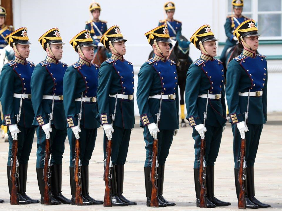 Điện được bảo vệ bởi một đội ngũ quân sự ưu tú mang tên Trung đoàn Tổng thống. Theo tờ Russia Beyond, các ứng viên muốn gia nhập trung đoàn này phải cao từ 1m7 đến 1m88, và có thể nghe thấy tiếng thì thầm trong khoảng cách 6 m. Ảnh: Getty.