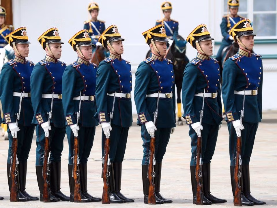 Điện được bảo vệ bởi một đội ngũ quân sự ưu tú mang tên Trung đoàn Tổng thống. Theo tờ Russia Beyond, các ứng viên muốn gia nhập trung đoàn này phải cao từ 1m7 đến 1m88, và có thể nghe thấy tiếng thì thầm trong khoảng cách 6 m. Ảnh: Getty.