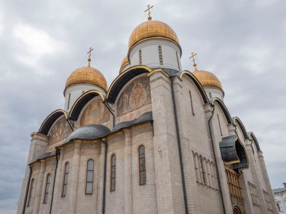 Nhà thờ Assumption là trái tim tôn giáo ở thủ đô Moscow, nơi tổ chức lễ đăng cơ cho các sa hoàng Nga, và lễ cầu nguyện cho các chiến dịch quân sự quốc gia. Ảnh: Business Insider.