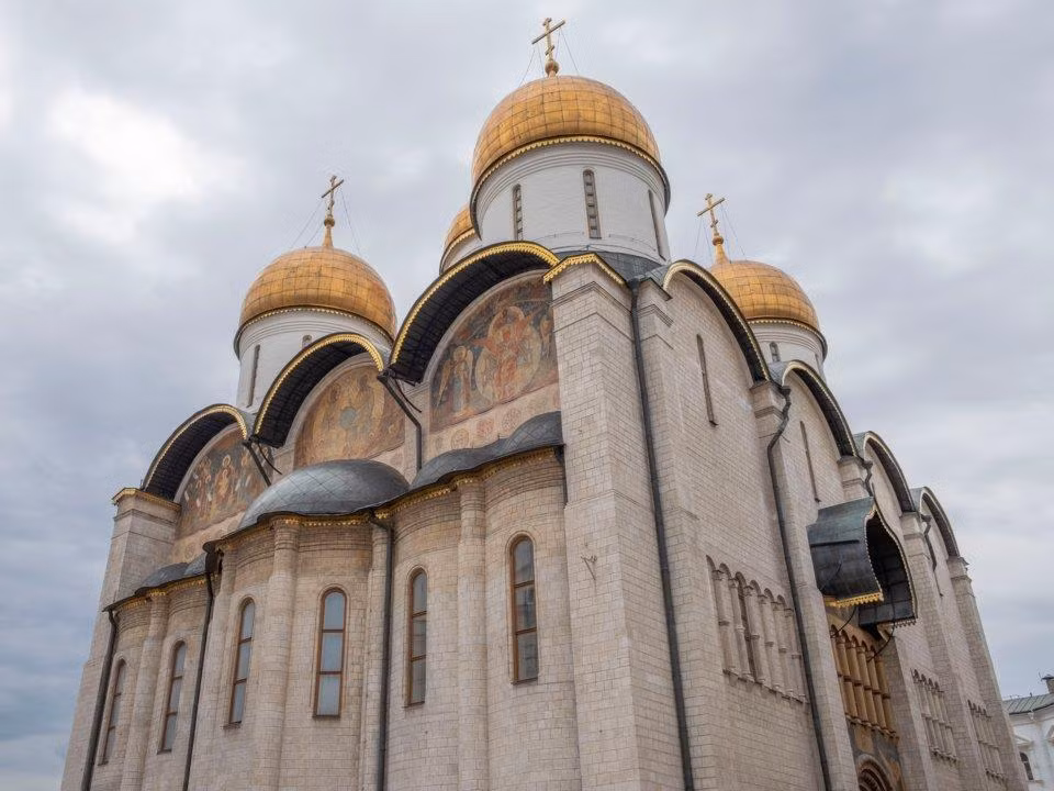 Nhà thờ Assumption là trái tim tôn giáo ở thủ đô Moscow, nơi tổ chức lễ đăng cơ cho các sa hoàng Nga, và lễ cầu nguyện cho các chiến dịch quân sự quốc gia. Ảnh: Business Insider.