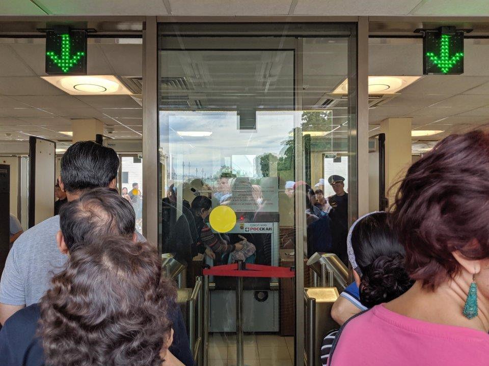 Để vào tham quan, các du khách được kiểm tra an ninh nghiêm ngặt. Ảnh: Business Insider.