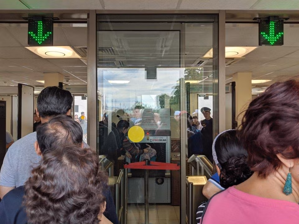 Để vào tham quan, các du khách được kiểm tra an ninh nghiêm ngặt. Ảnh: Business Insider.