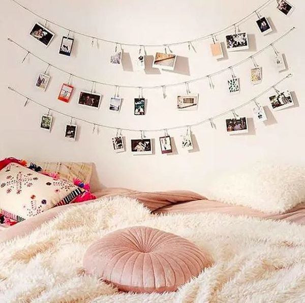 Dùng dây và cặp quần áo để treo ảnh, khỏi cần đinh búa khoan đục tường.