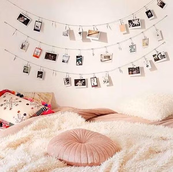 Dùng dây và cặp quần áo để treo ảnh, khỏi cần đinh búa khoan đục tường.