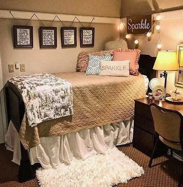 Hãy trang trí phòng với 10% lượng màu sắc thật sự nổi bật, tạo điểm nhấn (như màu đỏ hay vàng chẳng hạn), 30% lượng màu cơ bản (đỏ, lục, lam) và 60% các màu trung tính (như màu be, nâu thẫm, xám). Chẳng cần là một designer bạn cũng có thể thiết kế căn phòng mình thật hài hòa và dịu mắt.