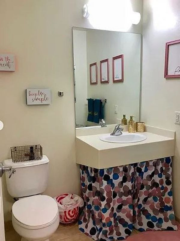 Nhà vệ sinh gọn gàng với bộ giá đựng bàn chải, xà phòng.