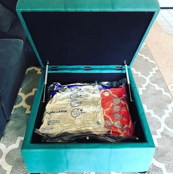 Biến ghế để chân thành hộp đựng đồ cho rộng nhà.