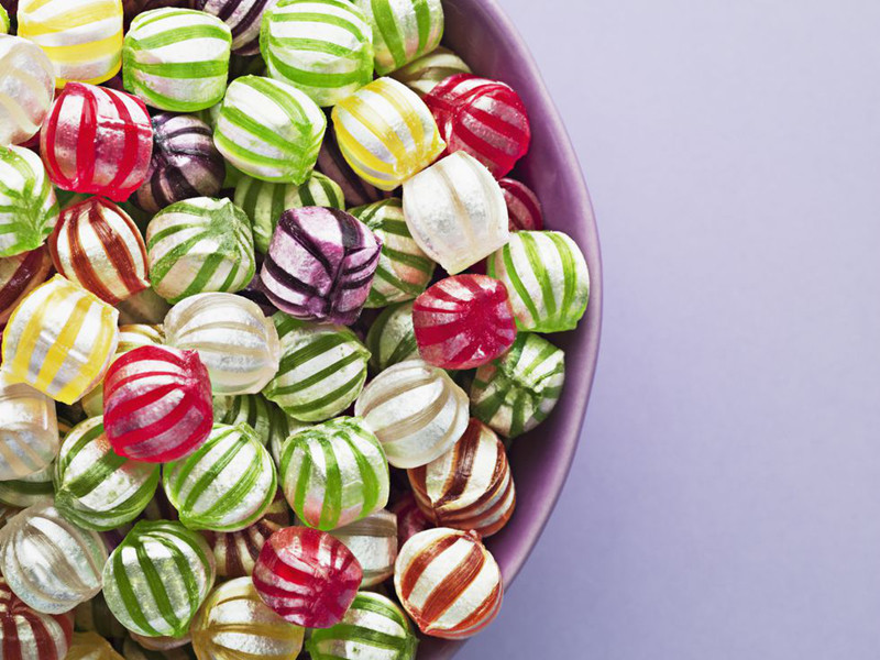 Ăn thực phẩm chứa chất tạo ngọt nhân tạo: Kẹo, nước ngọt, mứt, kẹo dẻo và các loại bánh nướng chứa các chất tạo ngọt nhân tạo như sorbitol, kali acesulfame và aspartame có thể gây đầy hơi. Chất tạo ngọt nhân tạo không những không thỏa mãn cơn thèm ngọt của bạn, mà còn làm bạn thèm ngọt nhiều hơn.