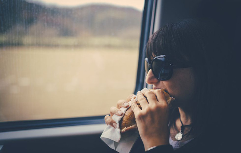 Ăn quá nhanh: Ăn quá nhanh gây ra một số vấn đề như tăng cân và trào ngược dạ dày. Hãy cố gắng ăn tập trung và nhai 20 - 40 lần cho mỗi lần.