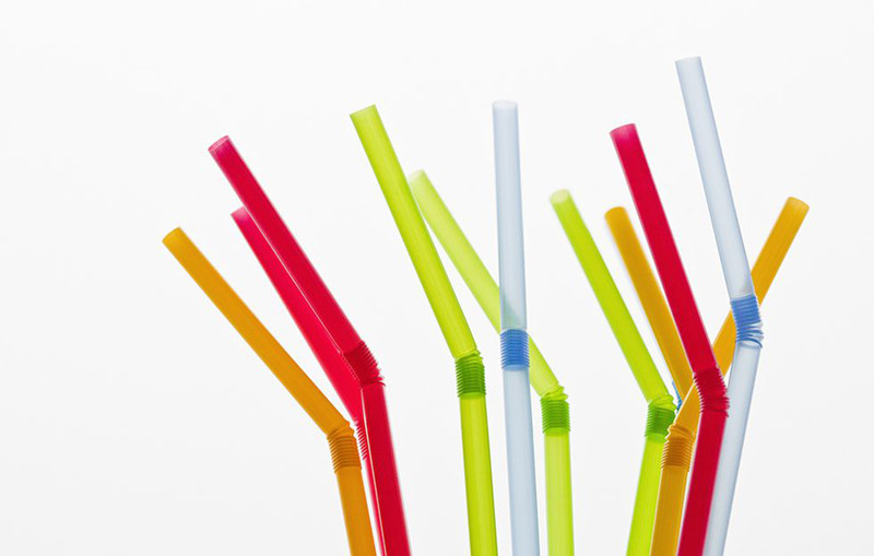 Sử dụng ống hút: Uống nước bằng ống hút tương tự như việc thổi bong bóng ngược. Khi bạn hút đồ uống qua ống hút, bạn hút theo cả không khí, dẫn đến tình trạng đầy hơi. Thay vì những ống hút nhựa không thân thiện với môi trường, hãy uống nước theo phong cách truyền thống.