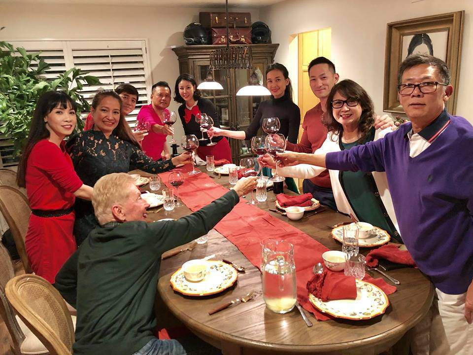 Bàn tiệc lớn được đặt gần phòng bếp có thể ngồi được nhiều người.