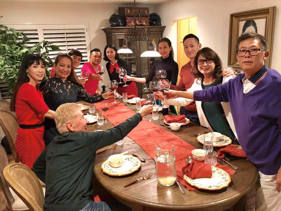 Bàn tiệc lớn được đặt gần phòng bếp có thể ngồi được nhiều người.