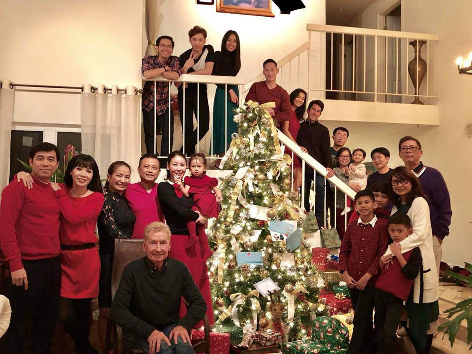 Gia đình và bạn bè hoa hậu quây quần, cùng tổ chức tiệc ấm cúng trong nhà.