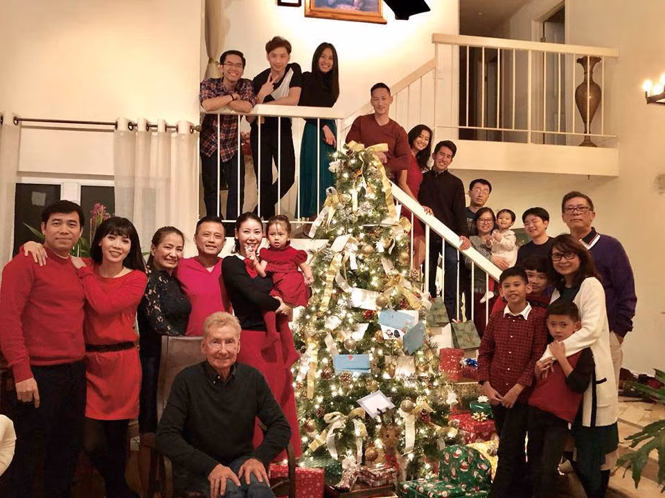 Gia đình và bạn bè hoa hậu quây quần, cùng tổ chức tiệc ấm cúng trong nhà.