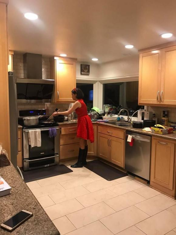 Khu bếp rộng rãi và tiện nghi là nơi Hà Kiều Anh trổ tài nấu những món ngon cho chồng và các con cũng như bạn bè.