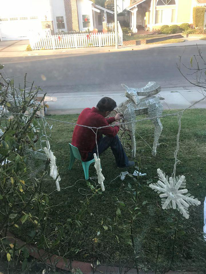 Phía bên ngoài căn nhà có sân cỏ rộng và gần đường. Dù trời lạnh, ông xã của hoa hậu Hà Kiều Anh vẫn ngồi sửa con tuần lộc và treo đèn trang trí giúp các con.