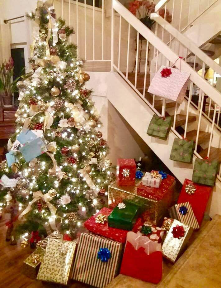 Cây thông Noel rực rỡ cùng nhiều hộp quà lớn nhỏ vẫn được đặt trang trí ở một góc phòng khách cạnh cầu thang dẫn lên tầng trên.