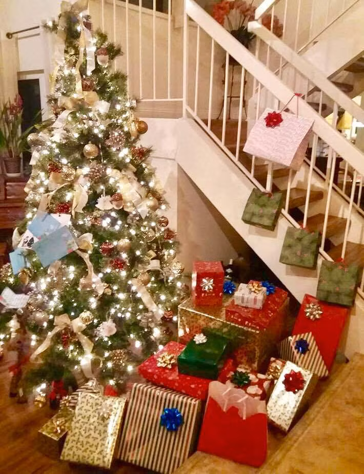 Cây thông Noel rực rỡ cùng nhiều hộp quà lớn nhỏ vẫn được đặt trang trí ở một góc phòng khách cạnh cầu thang dẫn lên tầng trên.