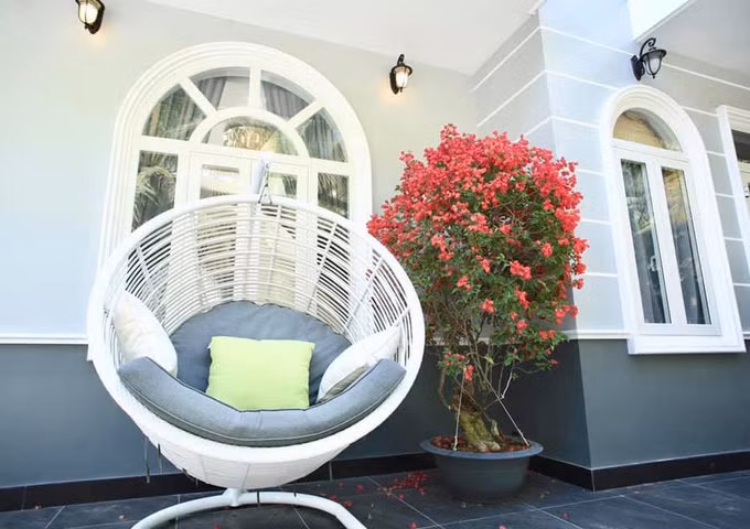 Cách bố trí hài hòa giữa các khu vực phòng khách, phòng ngủ và bếp ăn… Biệt thự của diễn viên Đoàn Minh Tài trang trí bằng những vật liệu xây dựng ngoại nhập, nội thất cao cấp theo tiêu chuẩn châu Âu.