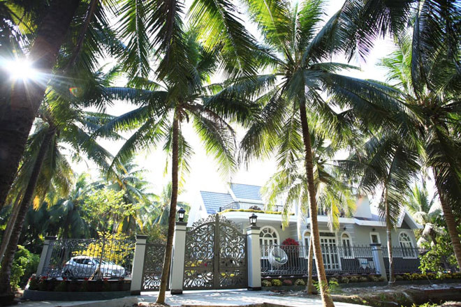 Căn biệt thự với diện tích xây dựng 500m2, được bao bao phủ bởi rừng dừa xanh ngút ngàn với diện tích vườn 10.0000m2. Trong không gian xanh lý tưởng, căn biệt thự với tông màu trắng nổi lên như một biệt phủ vô cùng sang trọng và đẳng cấp. Liên lạc với Đoàn Minh Tài về ý tưởng xây dựng cũng như chi phí tổng thể, anh luôn giữ kín thông tin và ngại bật mí về giá trị căn biệt thự. Nhưng theo tiết lộ của nhà thầu xây dựng, tổng giá trị căn biệt thự lên đến tiền tỷ. Kiến trúc được xây dựng theo phong cách hiện đại, không gian mở theo tiêu chuẩn của khách sạn cao cấp.