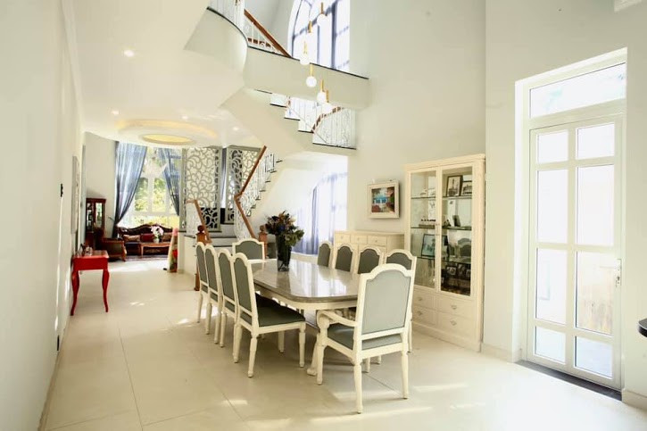 Song song đó, anh còn thiết kế không gian mở liên kết giữa phòng khách và phòng bếp tạo sự ấm cúng.