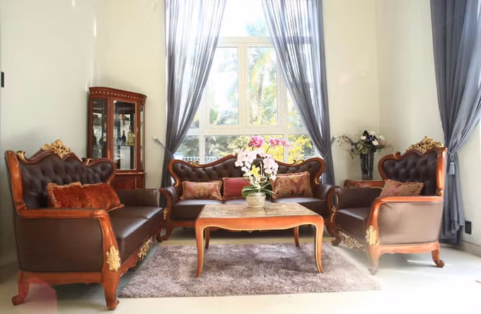 Đi vào trong, bạn có thể cảm nhận được sự gần gũi, quen thuộc với bộ ghế bằng gỗ tại phòng khách.