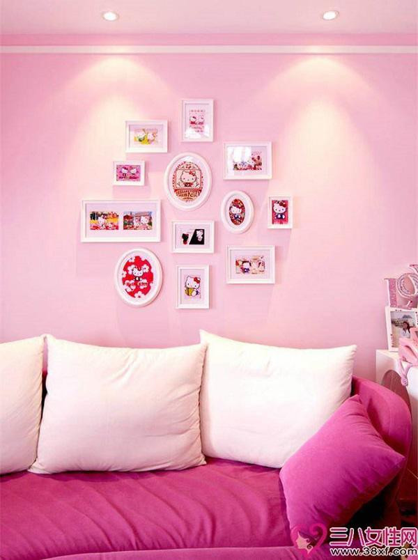 Không gian phòng khách không quá rộng nhưng đủ để đặt bộ ghế salon hồng nổi bật, nơi hai vợ chồng cùng nhau ngồi xem tivi hay trò chuyện. Đèn chùm màu hồng sang trọng, kết hợp với những chi tiết trang trí nhỏ nhưng tinh tế như khung ảnh treo tường, giấy dán tường họa tiết nhí,… tạo cảm giác hài hòa nhưng vô cùng sinh động.