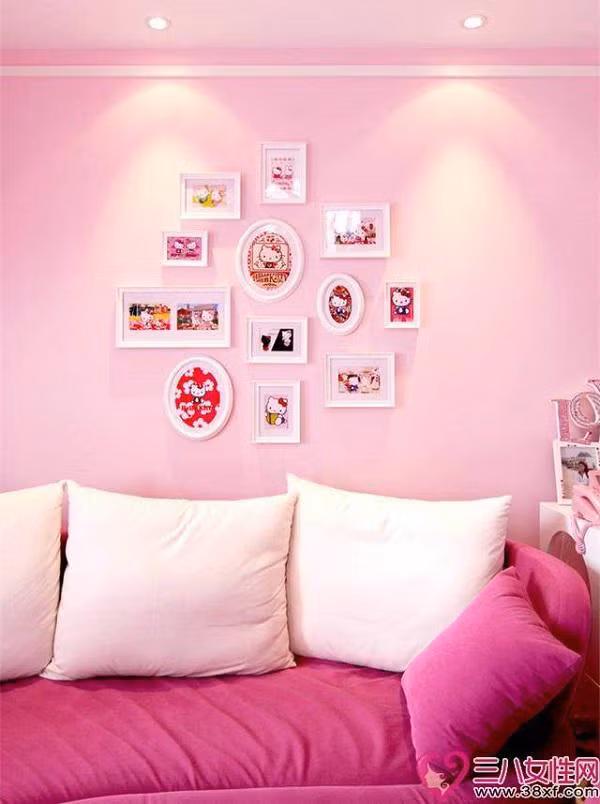 Không gian phòng khách không quá rộng nhưng đủ để đặt bộ ghế salon hồng nổi bật, nơi hai vợ chồng cùng nhau ngồi xem tivi hay trò chuyện. Đèn chùm màu hồng sang trọng, kết hợp với những chi tiết trang trí nhỏ nhưng tinh tế như khung ảnh treo tường, giấy dán tường họa tiết nhí,… tạo cảm giác hài hòa nhưng vô cùng sinh động.