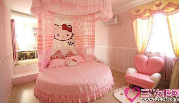 Phòng ngủ mới thực sự “chiếm trọn” trái tim của bất cứ ai, bước vào mà cứ ngỡ như phòng dành cho công chúa trong truyện cổ tích. Giường ngủ thiết kế tròn khác lạ, toàn bộ gối, chăn hay rèm phòng ngủ đều được đổi hết sang màu hồng lãng mạn hoặc có hình ảnh của chú mèo Hello Kitty.