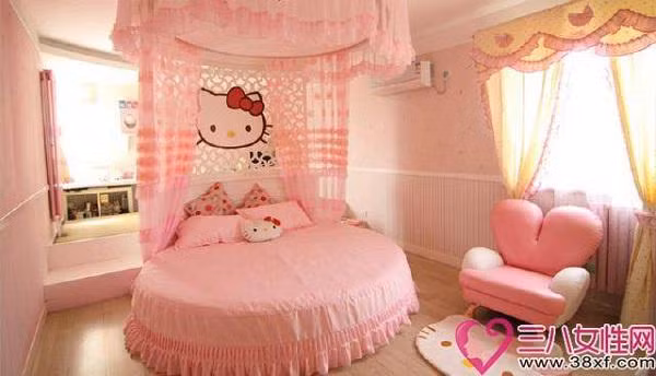 Phòng ngủ mới thực sự “chiếm trọn” trái tim của bất cứ ai, bước vào mà cứ ngỡ như phòng dành cho công chúa trong truyện cổ tích. Giường ngủ thiết kế tròn khác lạ, toàn bộ gối, chăn hay rèm phòng ngủ đều được đổi hết sang màu hồng lãng mạn hoặc có hình ảnh của chú mèo Hello Kitty.