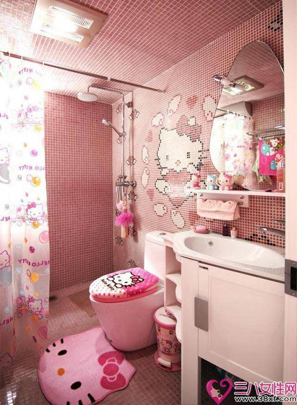 Ngạc nhiên và đặc biệt hơn cả phải kể đến nhà vệ sinh của căn nhà. Từng viên gạch đến những tấm thảm, rèm cửa và các chi tiết nhỏ nhặt khác, tất cả đều khiến người ta nhận ra tình yêu mãnh liệt của người vợ trẻ đối với Hello Kitty.