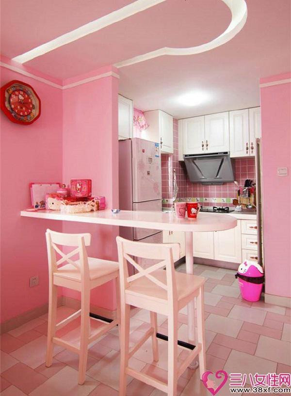 Khu bếp nhỏ nhắn với đồ làm bếp từ cơ bản đến các vật dụng nhỏ nhất như chiếc thùng rác cũng được lựa chọn màu hồng theo ý thích của cô chủ và được sắp xếp rất gọn gàng, kế bên là bộ bàn ăn hồng phấn xinh xắn đủ chỗ cho hai vợ chồng.