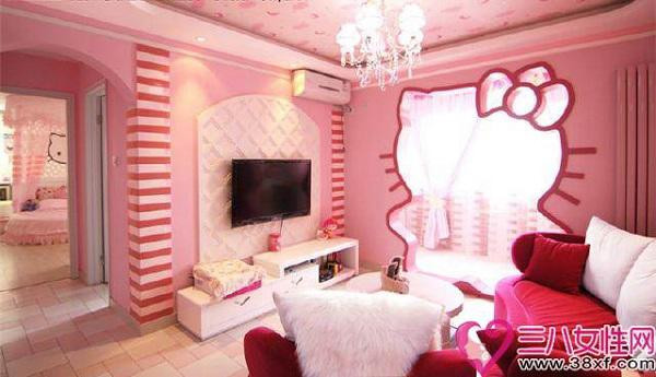 Toàn bộ ngôi nhà nhỏ mang gam màu hồng chủ đạo, từ đậm đến nhạt, từ họa tiết đơn giản đến kẻ sọc,… Người vợ trẻ bắt đầu cải tạo căn nhà bằng việc “khoét” bức tường dẫn vào phòng khách thành hình chú mèo Hello Kitty hết sức độc đáo. Chiếc cửa này không chỉ làm điểm nhấn cho ngôi nhà mà còn khiến không gian sống của hai vợ chồng lúc nào cũng tràn ngập ánh sáng tự nhiên.