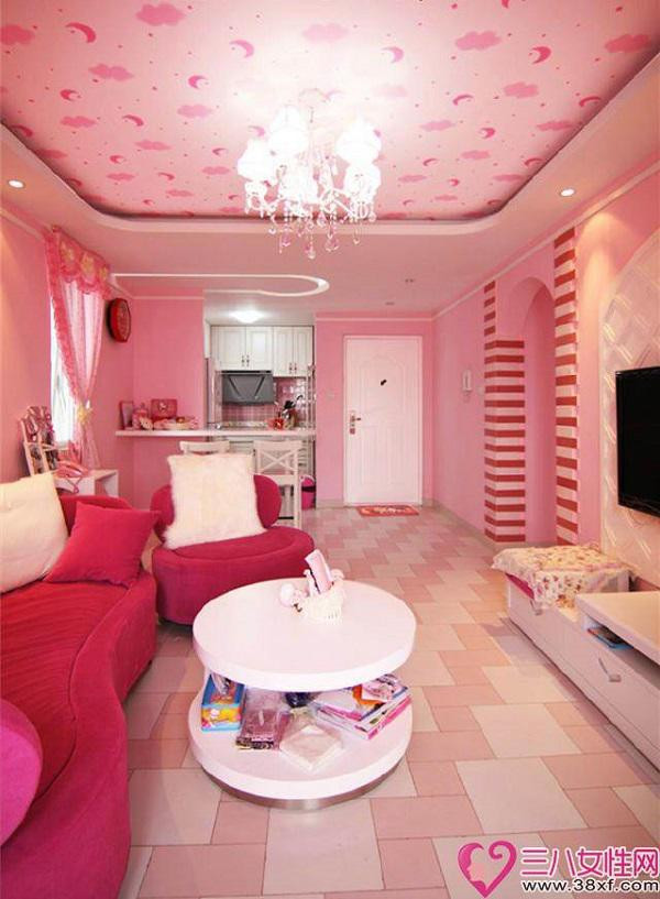 Chú mèo Hello Kitty ngộ nghĩnh và dễ thương là nhân vật hoạt hình được rất nhiều người yêu thích, đặc biệt là những cô gái trẻ trên thế giới và người vợ trong câu chuyện này là một trong số đó. Được biết, cô gái này “hâm mộ” chú mèo Hello Kitty từ nhỏ và luôn mơ ước có một căn nhà với toàn bộ vật dụng được trang trí bằng hình ảnh chú mèo xinh xắn này. Không ngờ rằng, cô gái đã tranh thủ lúc chồng đi vắng, “biến” căn nhà nhỏ thành vương quốc Hello Kitty vô cùng đẹp khiến ai cũng phải “trầm trồ” khen ngợi.