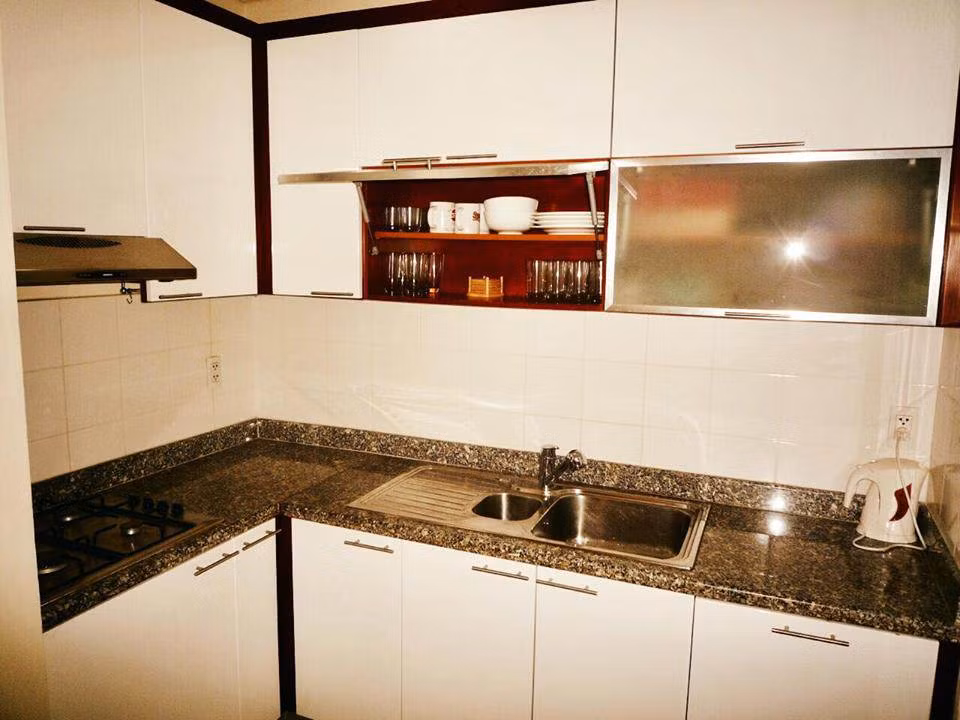 Khu bếp đơn giản, gọn gàng.