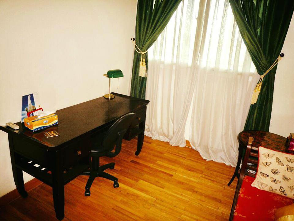 Một phòng ngủ khác có bàn làm việc đặt gần cửa sổ.