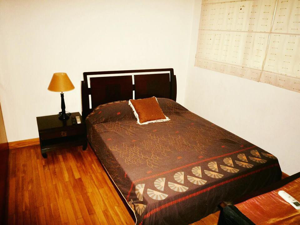 Căn hộ của nam diễn viên có 3 phòng ngủ được lát gỗ sang trọng.