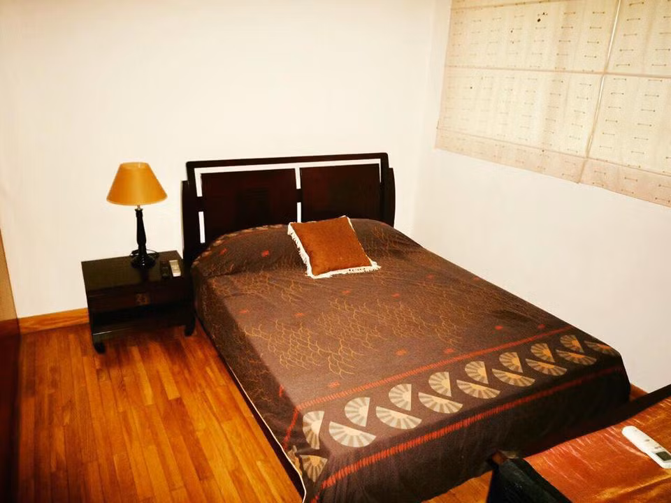 Căn hộ của nam diễn viên có 3 phòng ngủ được lát gỗ sang trọng.