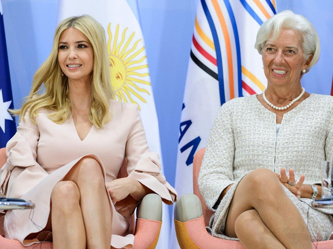 Giống mẹ kế, Ivanka Trump cũng rất thích xài hàng hiệu. Cô từng xuất hiện trong một chiếc váy Oscar de la Renta giá 6.280 USD. Ảnh: Getty Images.
