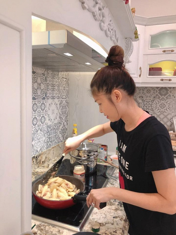 Thủy Anh chia sẻ: "Mình yêu và chăm chút cho căn bếp như chăm chút cho gia đình vậy. Bởi vì bếp là nơi giữ lửa cho gia đình, nơi có những bữa cơm đầm ấm khiến chồng con đi đâu cũng nhớ về". Cùng với đó là những bức hình lung linh trong gian bếp gia đình.