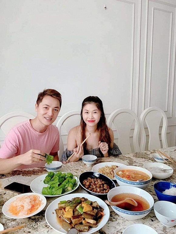 Phút giây đầm ấm của gia đình trong căn bếp đẹp đẽ.