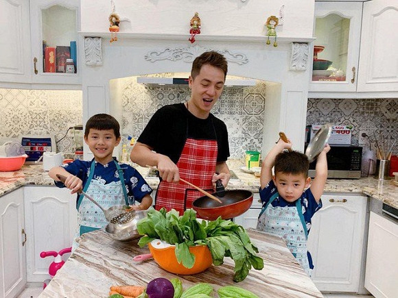 Bàn ăn được bố trí cùng tông màu trắng với gian bếp.