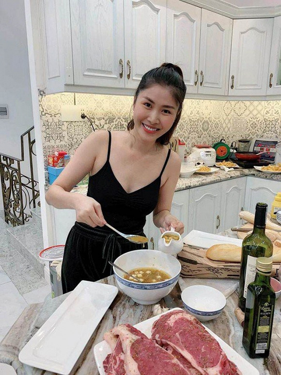 Có thể thấy, Thủy Anh chọn tông màu trắng làm chủ đạo cho căn bếp kèm theo những chi tiết trang trí theo phong cách hoàng gia. Không gian bếp rất rộng rãi, thoáng mát dễ tạo cảm hứng cho người đứng bếp. Cũng chính từ gian bếp này, người vợ người mẹ đảm Thủy Anh đã chế biến những món ngon vô cùng hấp dẫn khiến ông xã Đăng Khôi mê mẩn.