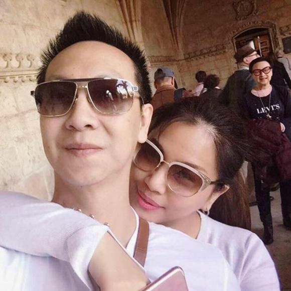 Ca sĩ Minh Tuyết là em gái út trong gia đình có 2 người chị nổi tiếng, giàu có là ca sĩ Cẩm Ly và Hà Phương. Nếu Hà Phương không còn xa lạ với nhiều người khi là phu nhân của tỷ phú Chính Chu, Cẩm Ly có cả một cơ ngơi, sự nghiệp hoành tráng tại Việt Nam khi Minh Tuyết lại có cuộc sống giàu có ngầm. Khi sang Mỹ định cư, Minh Tuyết nhanh chóng trở thành ngôi sao hạng A của thị trường hải ngoại khi liên tục được biểu diễn cũng như góp mặt trong các sản phẩm âm nhạc hoành tráng. Năm 2000, Minh Tuyết kết hôn với chồng doanh nhân là Diệp Nghi Keith. Chồng của Minh Tuyết là doanh nhân Việt Kiều sở hữu khối tài sản triệu đô và nắm trong tay nhiều dự án bất động sản lớn. Dù vậy, Minh Tuyết cho biết chồng cô không phải là đại gia và nữ ca sĩ không giàu như các chị. Minh Tuyết cũng hiếm khi khoe cuộc sống sang chảnh của mình.