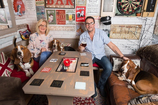 Giu chong khoi di nhau, vo 'dem' luon quan bar ve nha