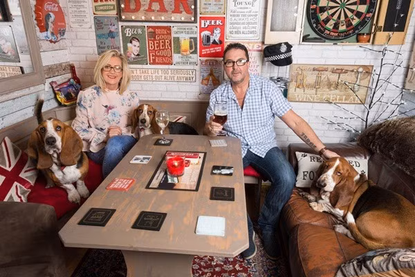 Giu chong khoi di nhau, vo 'dem' luon quan bar ve nha